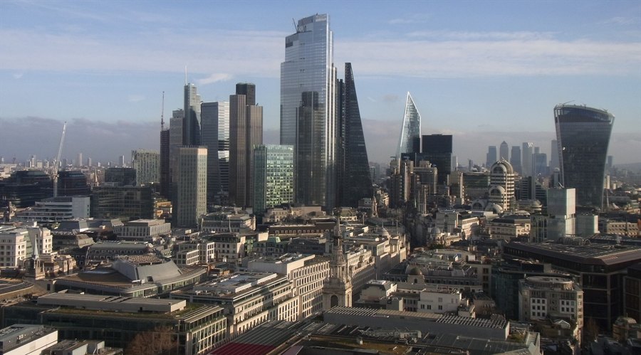 特朗普100%关税的实际影响或低于预期：美银分析科技巨头的应对策略